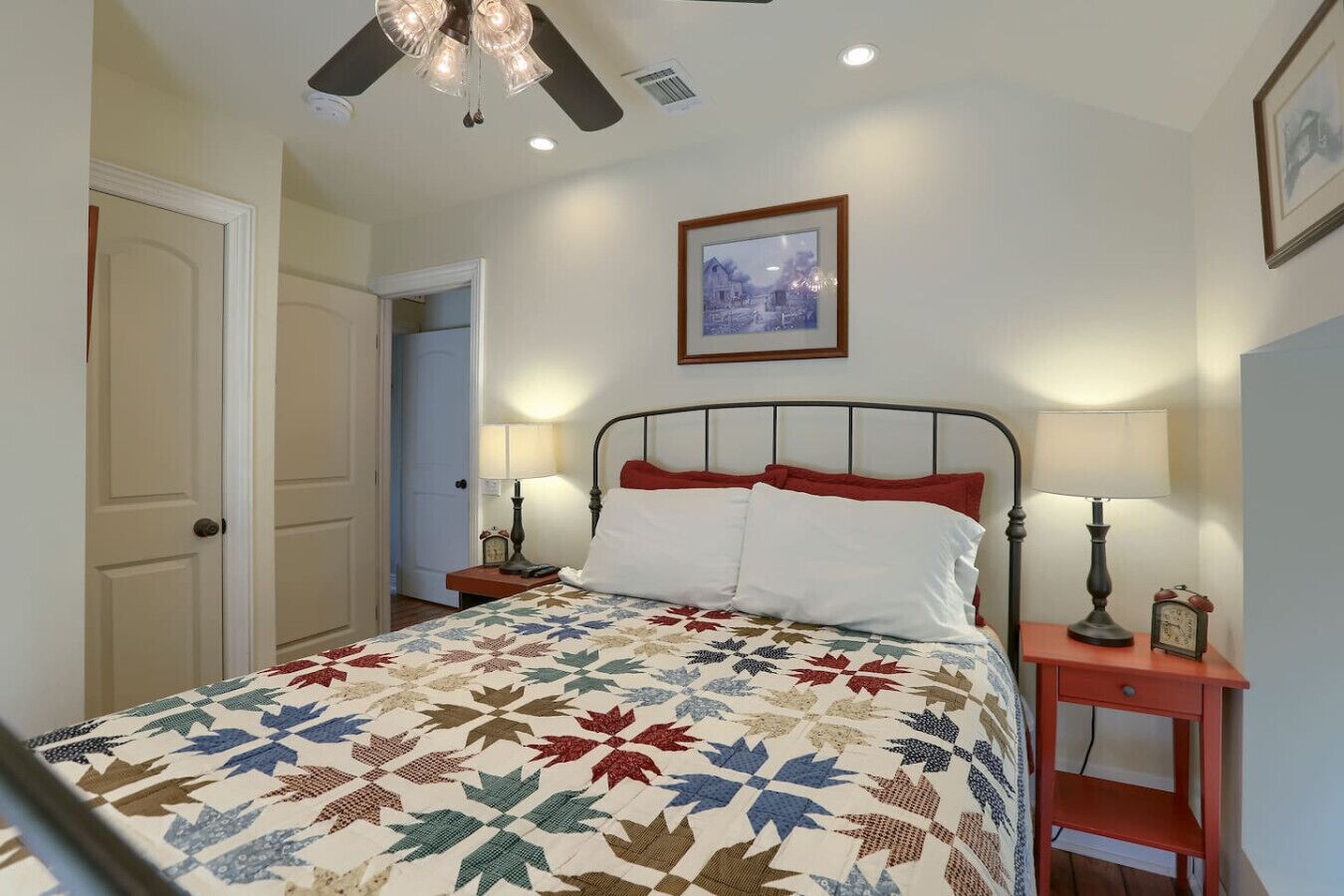 Een strijkplank/strijkijzer, reisbedje, gratis wifi, beddengoed