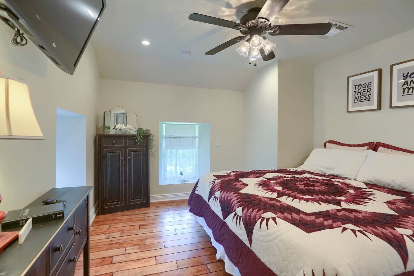 Planxa i posts de planxar, wifi gratuïta i roba de llit 