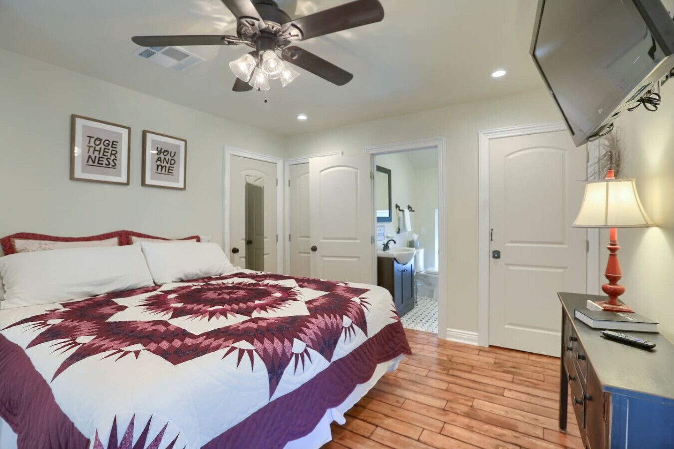 3 室のベッドルーム、アイロン / アイロン台、WiFi (無料)、ベッドシーツ