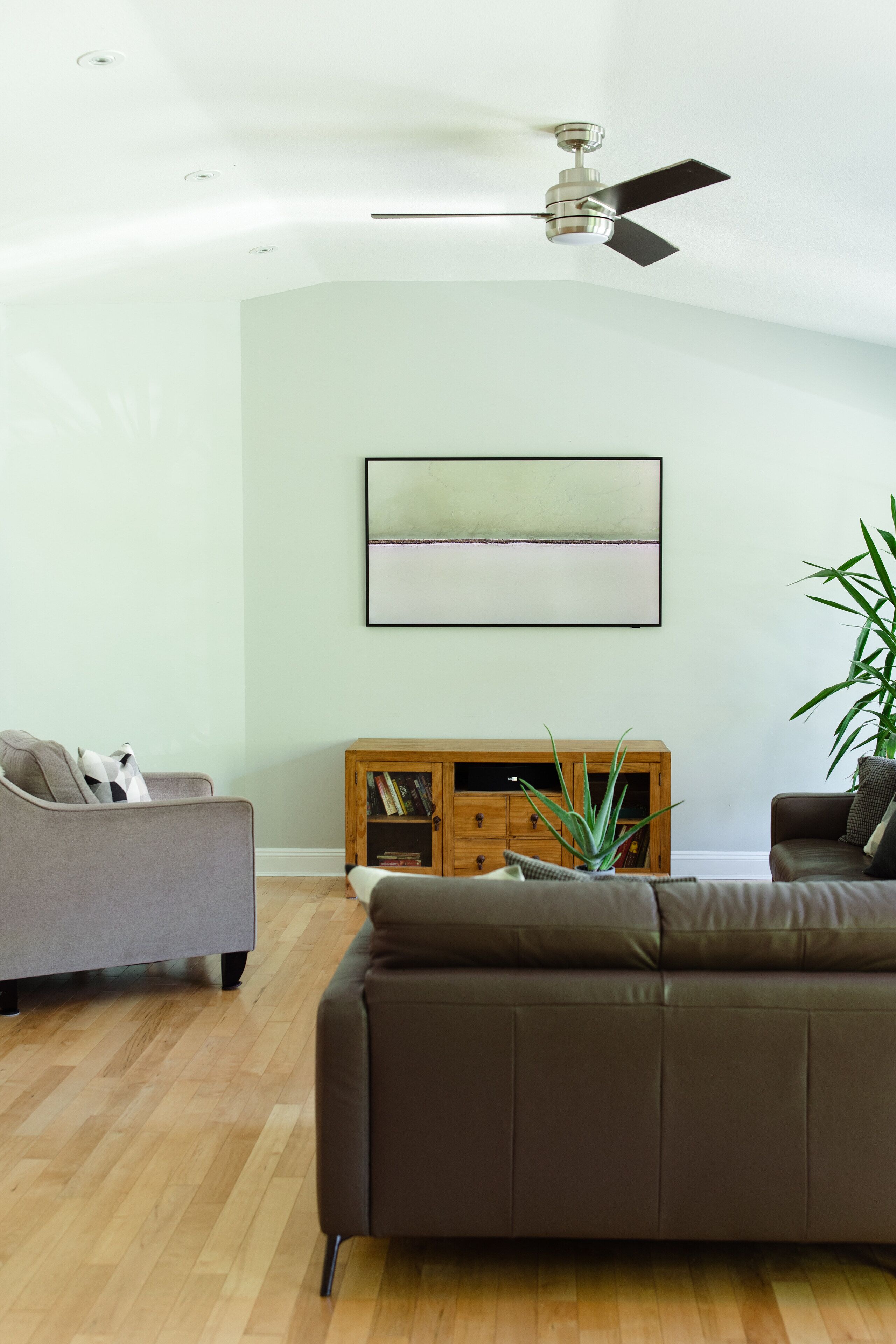 3 BR 2 bath w/ HOT TUB on private mountain view balcony & AC.