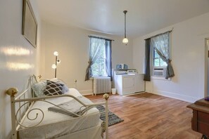 Iron/ironing board, free WiFi, bed sheets