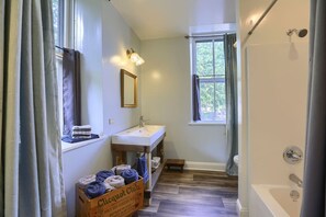Shower, hair dryer, towels, toilet paper - Historic Stay Near Sight & Sound, Shopping & Cafe (Refton)