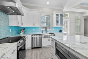 Geladeira, micro-ondas, fogão, cooktop