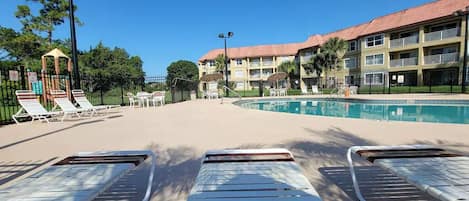 Utomhuspool och uppvärmd pool
