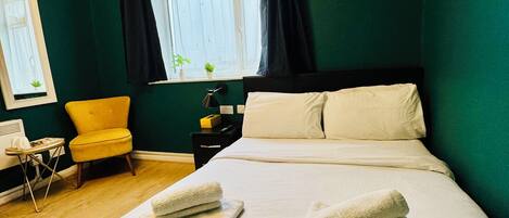 1 habitación, tabla de planchar con plancha, wifi gratis y ropa de cama