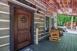 Exterior detail - Rustic Raccoon at Fox Pass Cabins (Garland County)