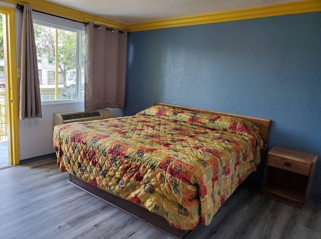Soundproofing, free WiFi, bed sheets