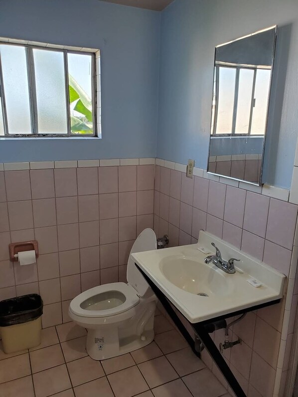 Habitación Confort | Baño | Regadera tipo lluvia, amenidades de baño de diseñador, toallas