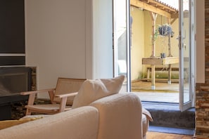 Smart TV, fireplace