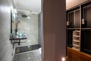 Dusj, hårføner, håndklær og såpe