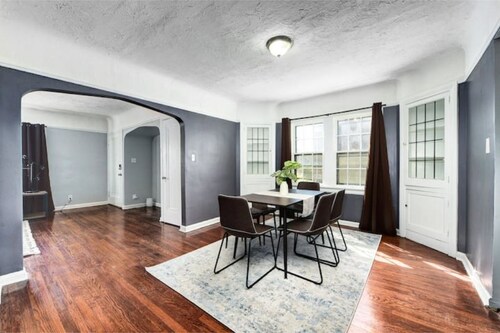 Charming & Updated ~ Long-Stays OK ~ Near Cleveland Clinic