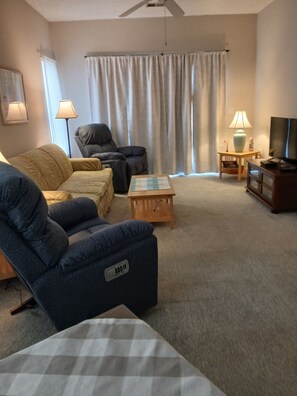 TV connectée, lecteur de DVD, livres