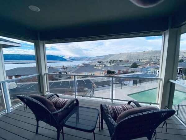 Terrace/patio - A62 Home by pool & Gorge shuttle (Quincy)