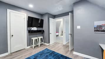 2 habitaciones, escritorio, tabla de planchar con plancha y wifi gratis