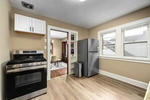 Frigorifero, microonde, forno, piano cottura