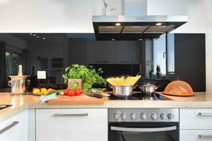 Kjøleskap, mikrobølgeovn, ovn og kokeplater