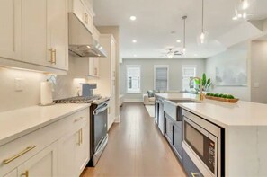 Geladeira, micro-ondas, fogão, cooktop