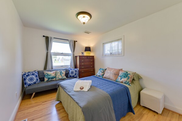 2 bedrooms, iron/ironing board, travel cot, WiFi - New Jersey Cottage w/ Grill - Short Walk to Beach! (Del Haven)