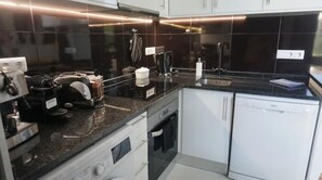 Kühlschrank, Mikrowelle, Geschirrspüler, Esstisch