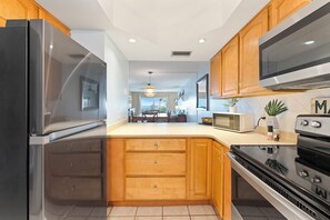 Frigorifero, microonde, forno, piano cottura