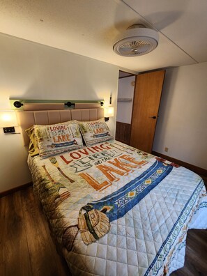 2 bedrooms, travel cot, free WiFi, bed sheets