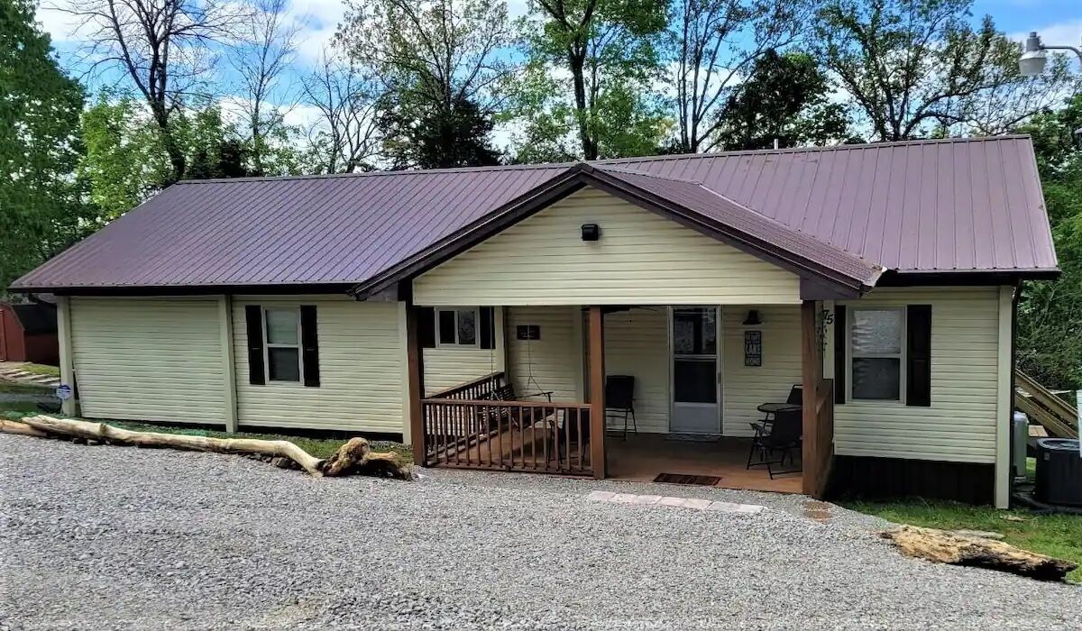 Renovated home; 6 min walk to lake; public boat ramp 2 minutes by vehicle