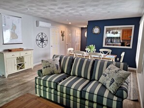 Smart TV - Westerly Getaway- Short drive to the beach, Walk to Downtown Shops & Restaurants (Westerly)