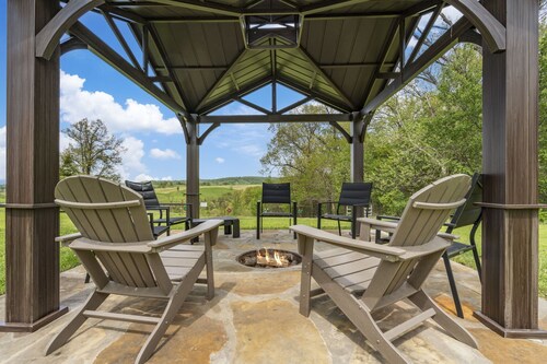 Unique Country Escape w/ Live Llamas, Pvt Hot Tub, Free Tix & Near Branson, Thunder Ridge & Lakes