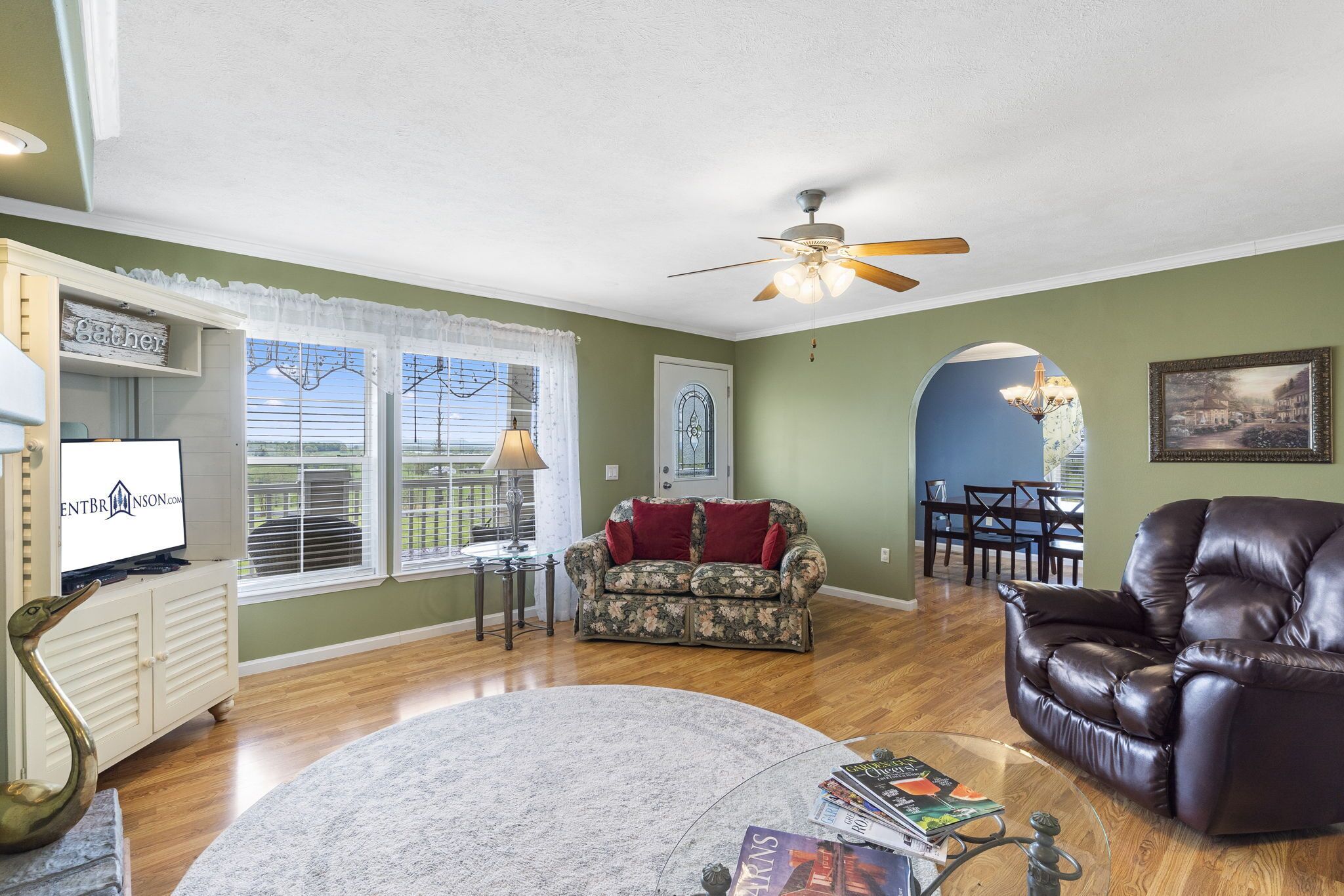 Motorcycle Parking, $400 of Free Tickets, Live Llamas, Country Retreat in Ozark Hills, Near Lakes!