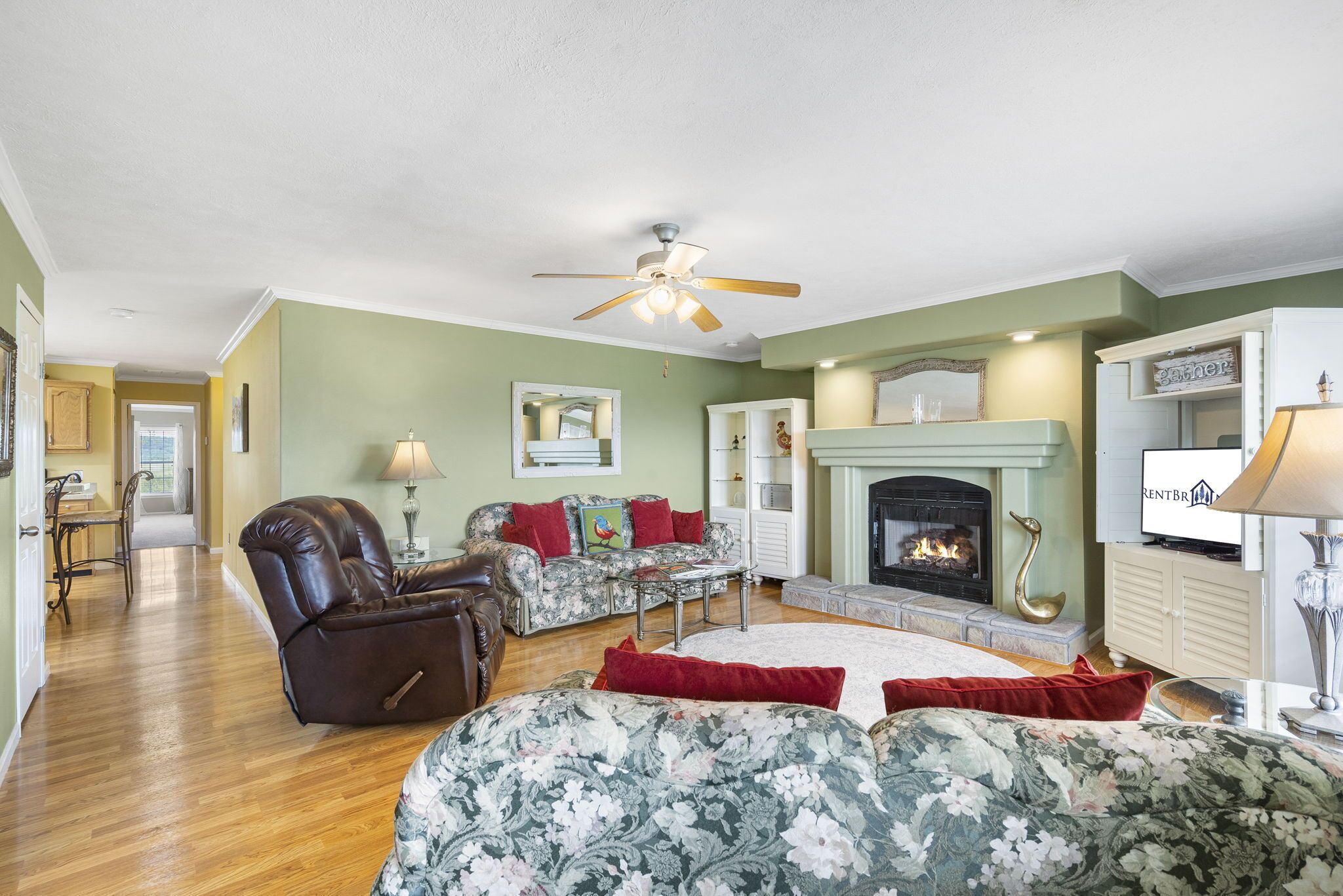 Motorcycle Parking, $400 of Free Tickets, Live Llamas, Country Retreat in Ozark Hills, Near Lakes!