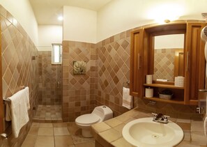Hair dryer, towels, soap, shampoo - ONE BLOCK FROM THE BEACH & STEPS FROM 5TH AVENUE (Playa del Carmen)
