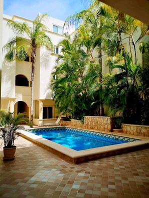 Outdoor pool - ONE BLOCK FROM THE BEACH & STEPS FROM 5TH AVENUE (Playa del Carmen)