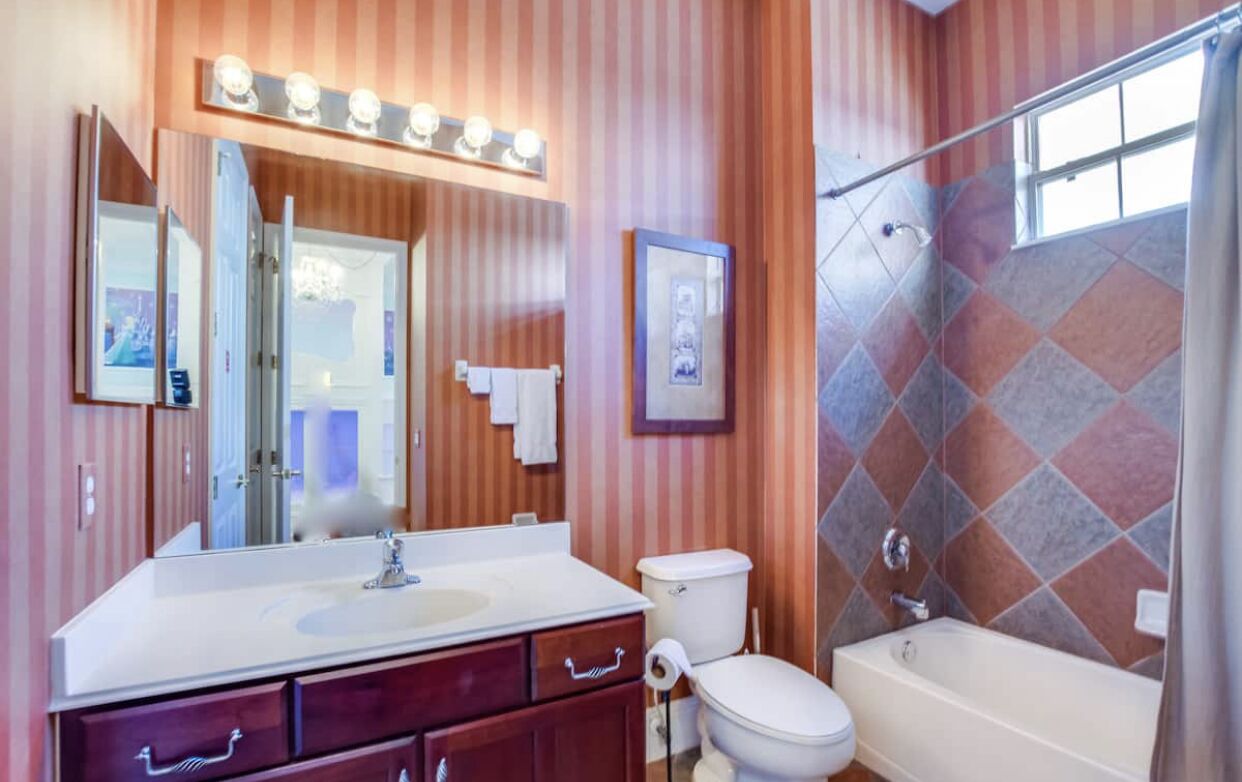 Une salle de bain comprenant un meuble-lavabo, des toilettes et une baignoire.