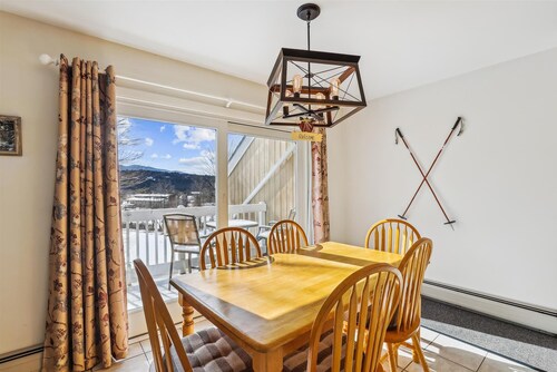 Mountainside Condo J201: 2 br, resort pool, hot tub, sauna & gym in great location!