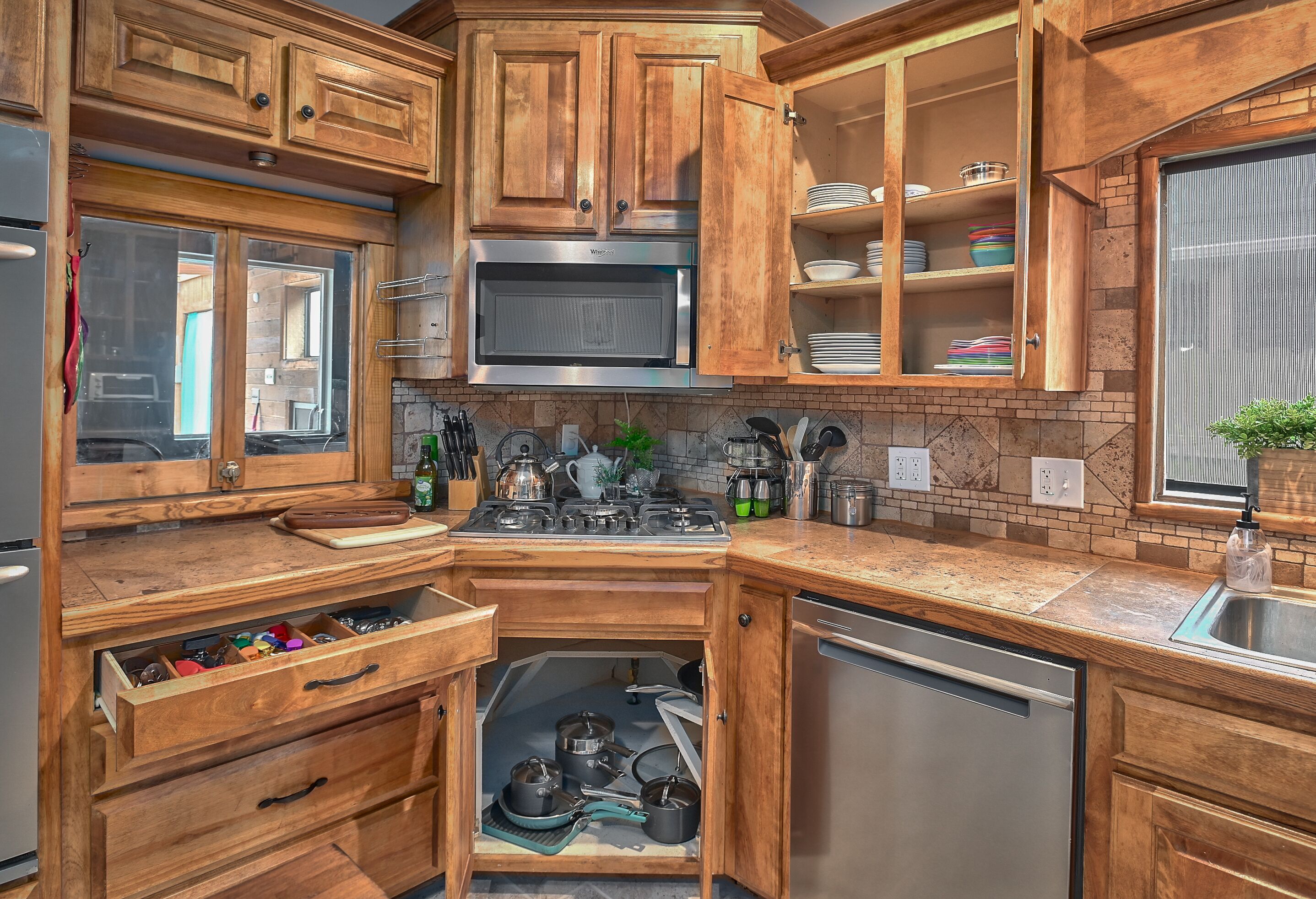 The Pool House 10 min to Chiefs stadiums. Indoor pool. Perfect for families!