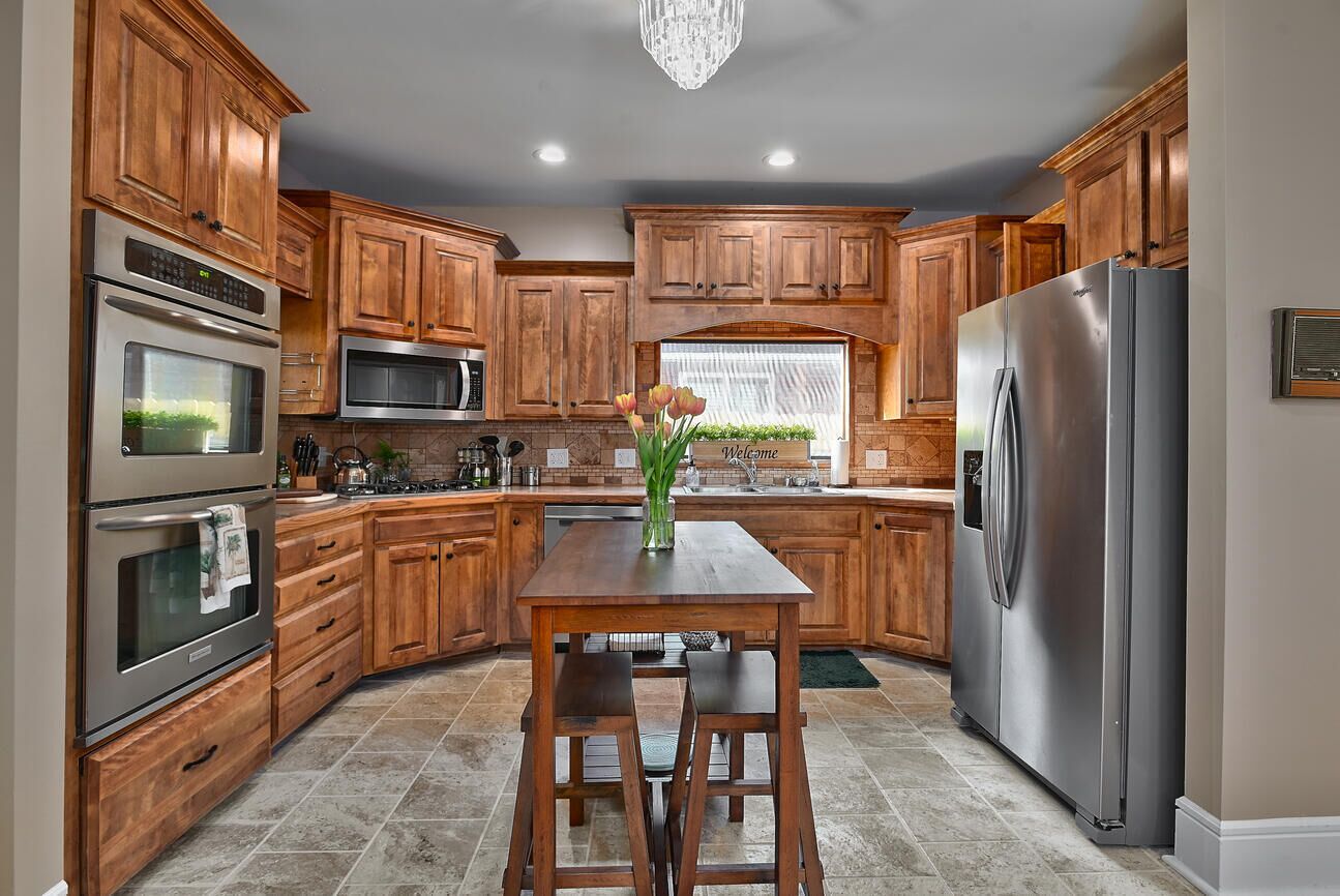 The Pool House 10 min to Chiefs stadiums. Indoor pool. Perfect for families!