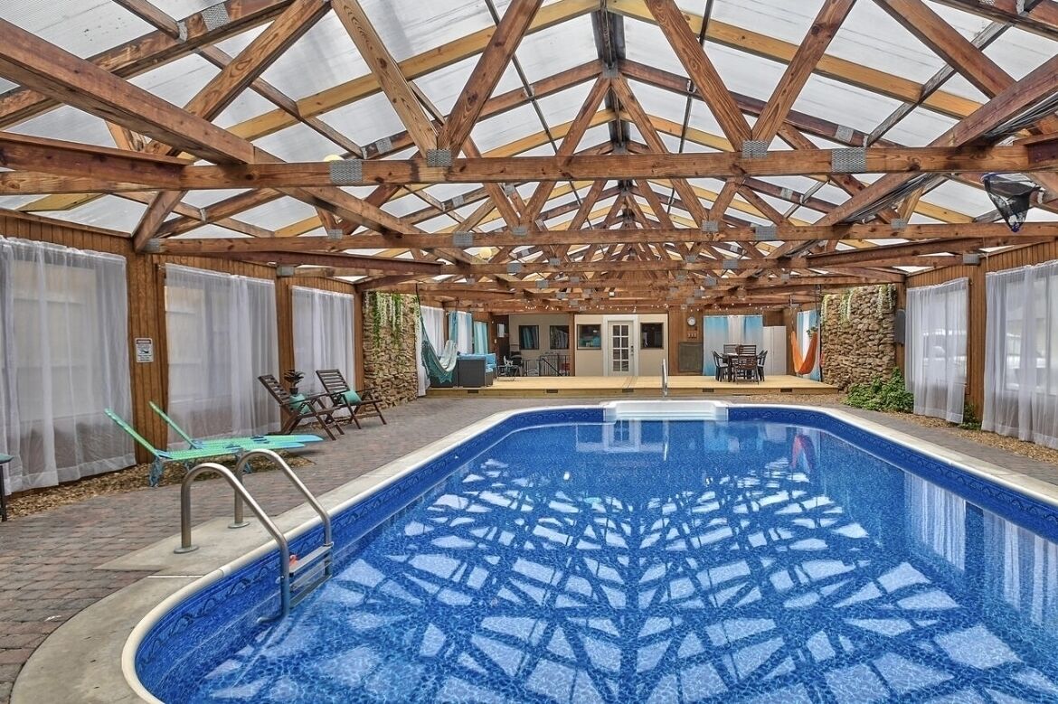 The Pool House 10 min to Chiefs stadiums. Indoor pool. Perfect for families!