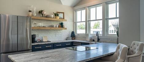 Réfrigérateur, four, plaque de cuisson, lave-vaisselle