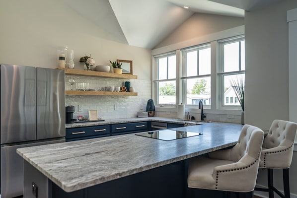 Fridge, oven, stovetop, dishwasher