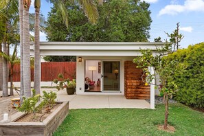 Exterior - Newly Remodeled Charming and Contemporary Home (Santa Barbara)