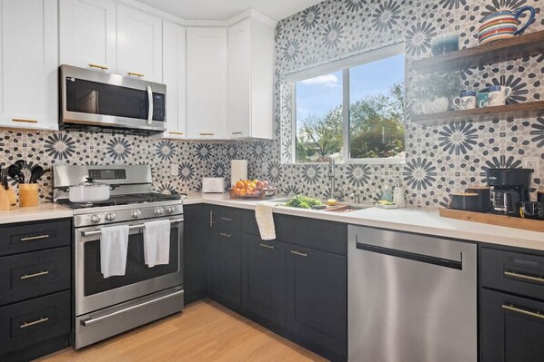 Een koelkast, een microgolfoven, een vaatwasser