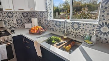 Réfrigérateur, micro-ondes, lave-vaisselle, cafetiÚre/bouilloire