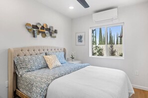 1 bedroom, desk, iron/ironing board, WiFi - Elegant Paradise in Coveted Community! (Redlands)