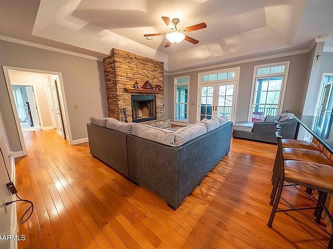 Quiet Side Of The Smokey's (Upstairs unit)