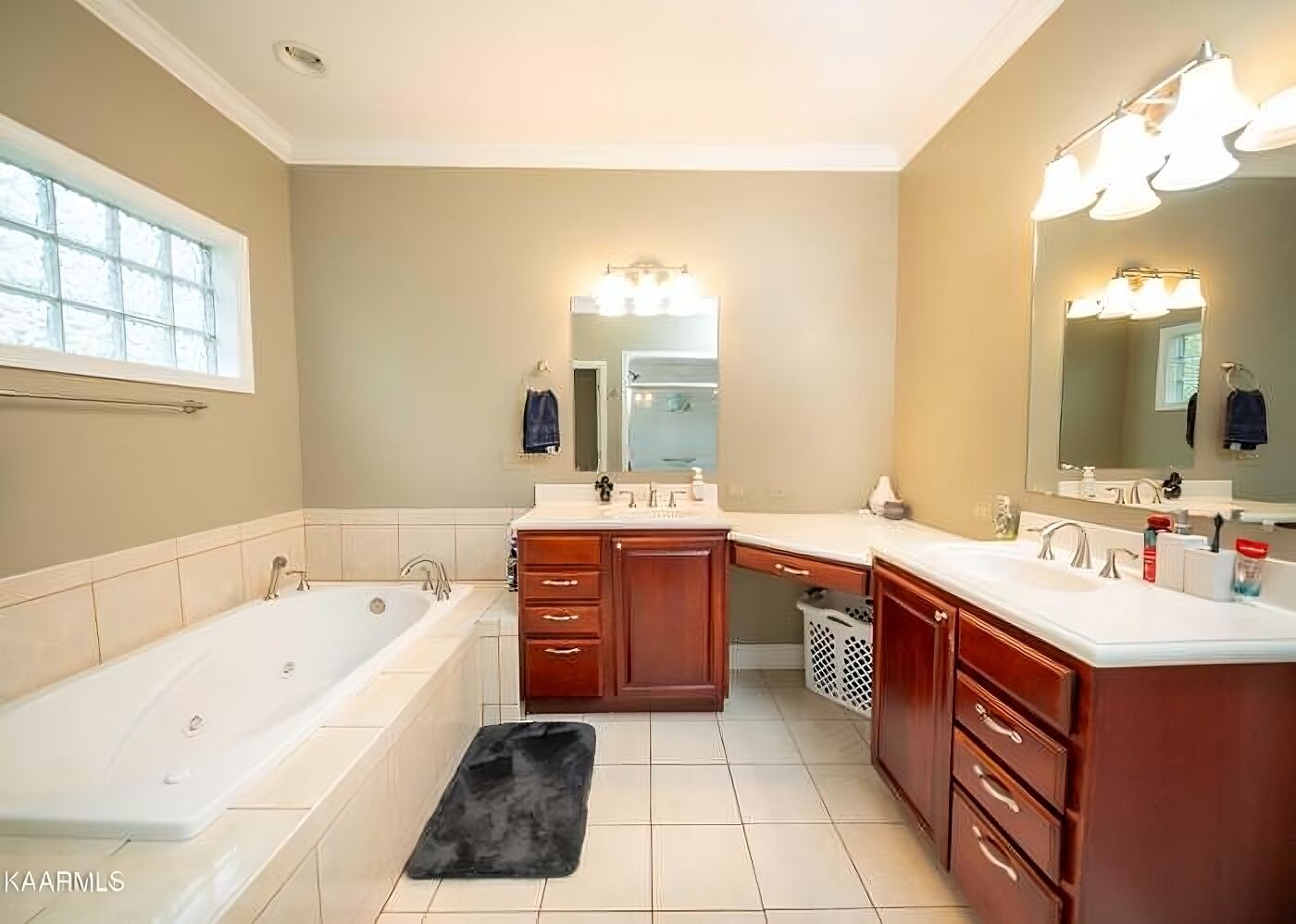 Quiet Side Of The Smokey's (Upstairs unit)