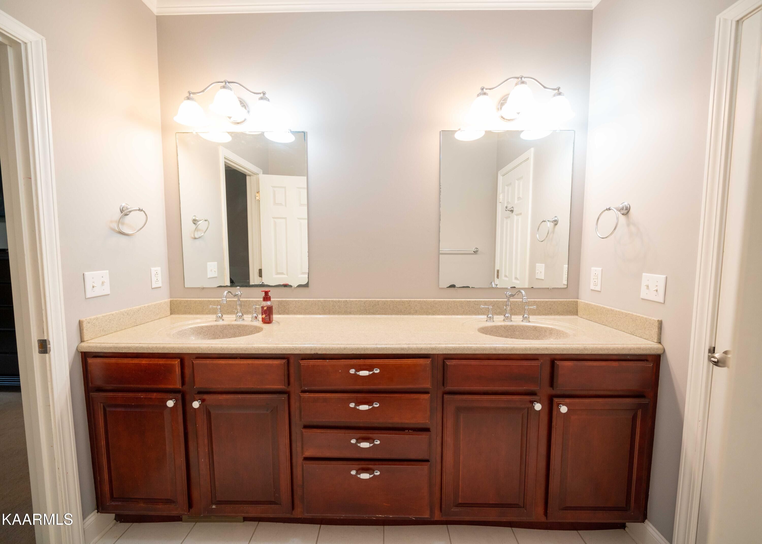 Quiet Side Of The Smokey's (Upstairs unit)