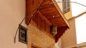 تفاصيل الفندق من الخارج