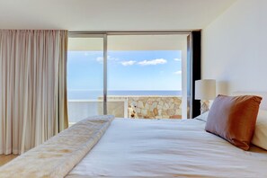 4 habitaciones, escritorio y tabla de planchar con plancha