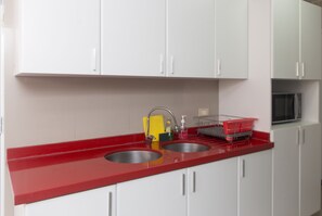 Mikrowelle, Ofen, Wasserkocher mit Kaffee-/Teezubehör, Wasserkocher