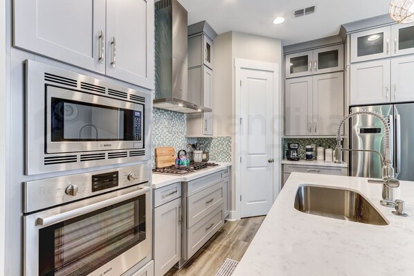 冰箱、微波炉、烤箱、炉灶